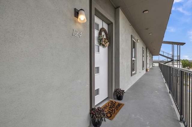 entrance to property featuring a balcony