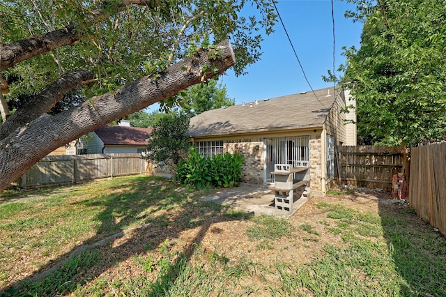 view of yard featuring a patio area