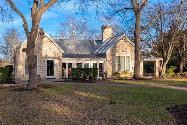 view of front of home with a front lawn