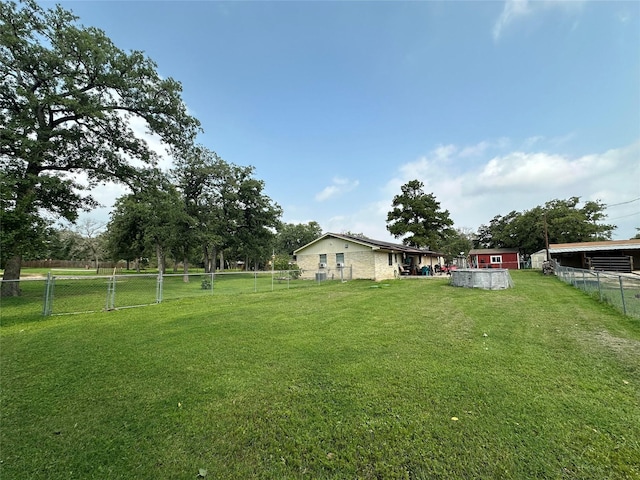 view of yard featuring a rural view