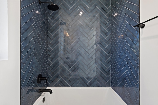 bathroom with tiled shower / bath