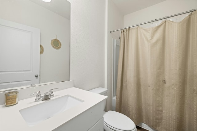 full bathroom with toilet, vanity, and shower / tub combo