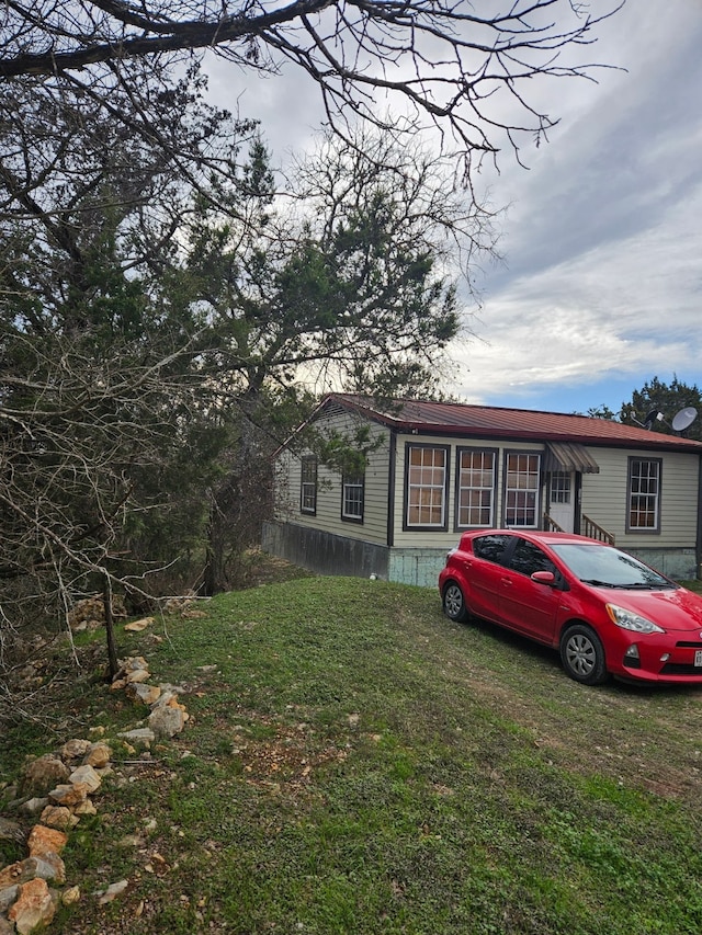 view of front of house with a front lawn