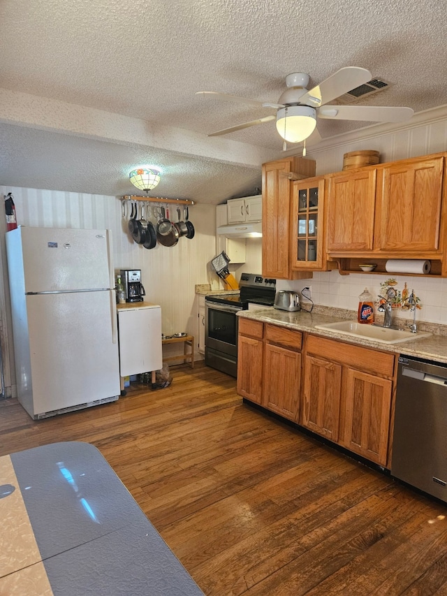 kitchen with a textured ceiling, appliances with stainless steel finishes, sink, dark hardwood / wood-style floors, and ceiling fan