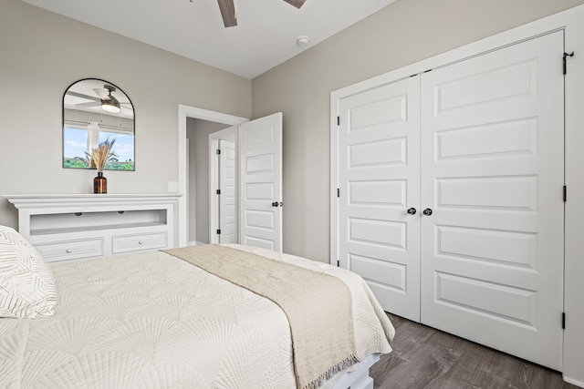 bedroom featuring a ceiling fan, dark wood-style flooring, and a closet