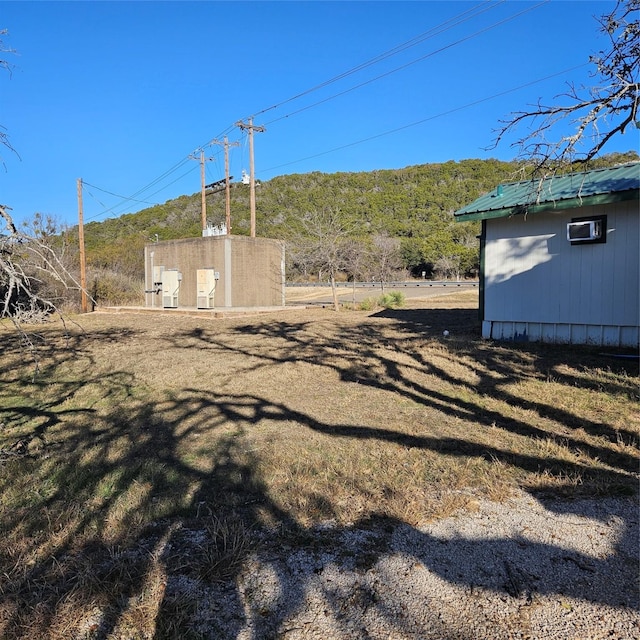 view of yard with an outdoor structure