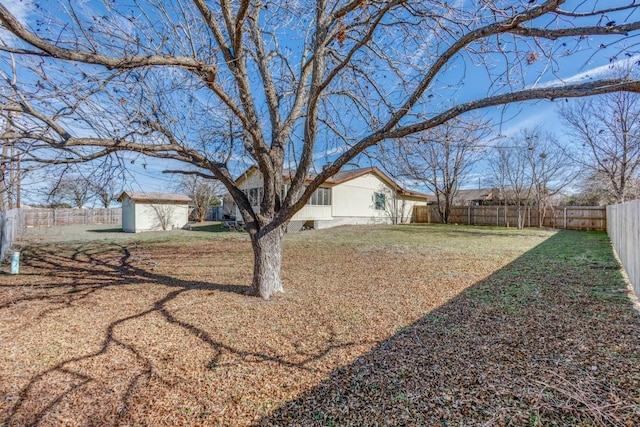 view of yard featuring an outbuilding