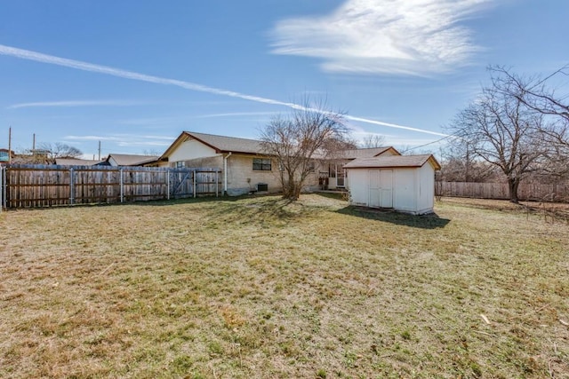 view of yard with a storage unit