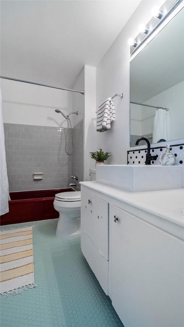 full bathroom with toilet, vanity, and shower / bath combo