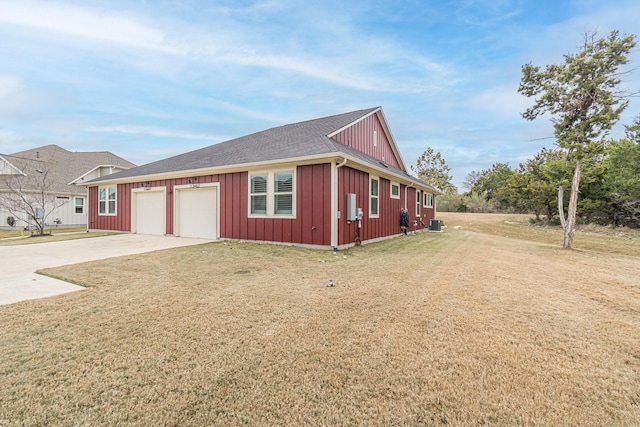 view of front of house featuring a front lawn and a garage