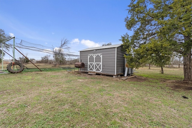 view of yard featuring a shed