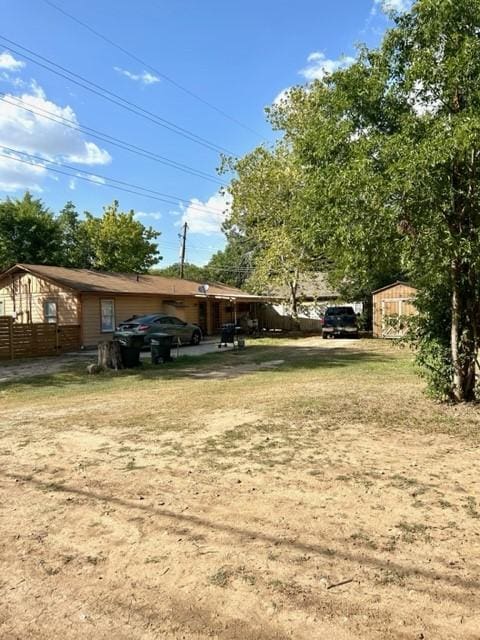 view of yard featuring a shed