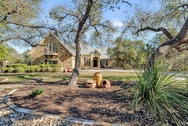 view of front of property featuring a front lawn