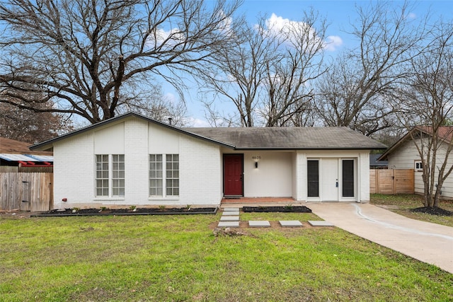 single story home featuring a front yard