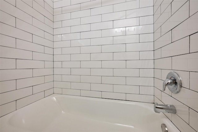 bathroom featuring tiled shower / bath