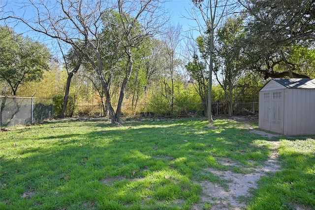 view of yard with a shed