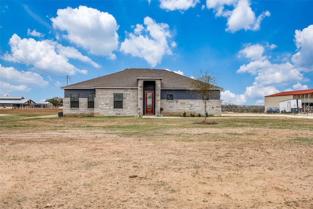 view of front of home featuring a front lawn