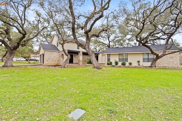 view of front facade featuring a front yard