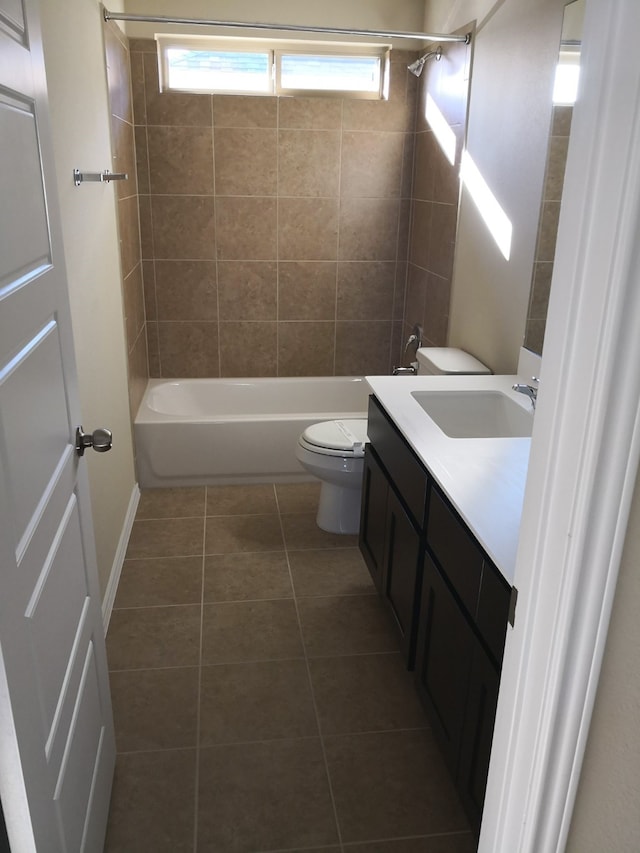 full bathroom with toilet, a wealth of natural light, tiled shower / bath combo, and vanity