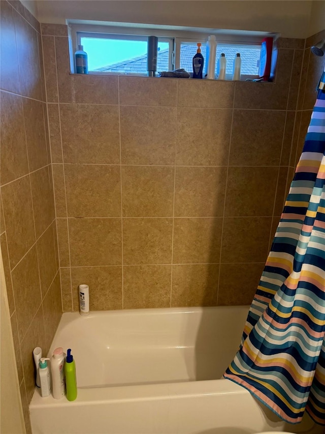 bathroom featuring shower / tub combo