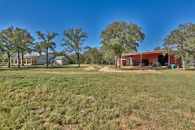 view of yard featuring an outbuilding