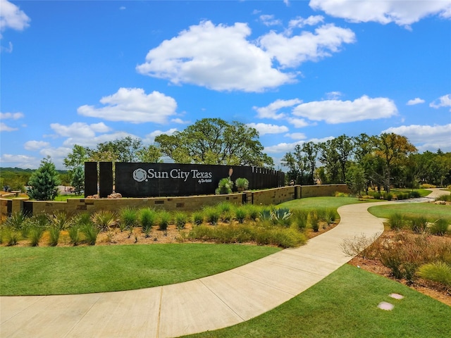 community / neighborhood sign featuring a lawn