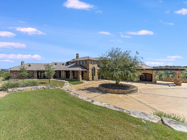 view of front facade with a front lawn