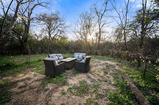 view of yard featuring outdoor lounge area