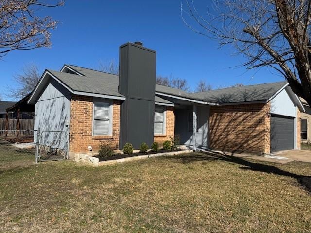 view of front of property featuring a front lawn and a garage