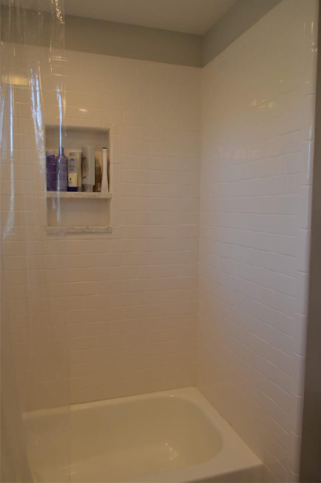 bathroom with bathtub / shower combination