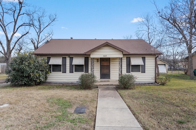 view of front of house featuring a front lawn and a garage