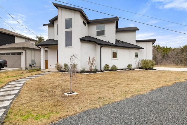 view of front of house with a front lawn and a garage