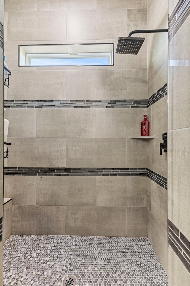 bathroom featuring a tile shower