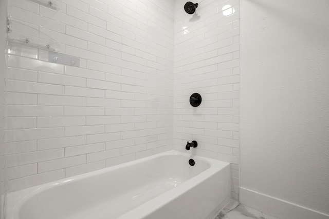 bathroom with tiled shower / bath combo