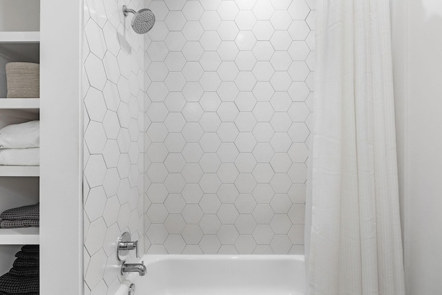 bathroom featuring shower / bath combo