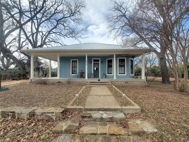 view of front facade with covered porch