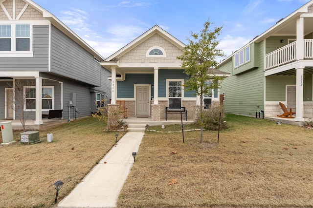 craftsman house featuring a front lawn