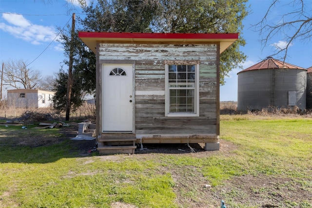 view of outdoor structure with a yard