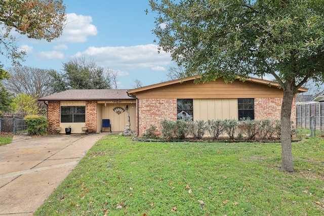 single story home with a front yard