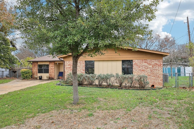 view of front of property featuring a front yard