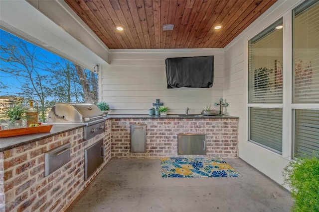 view of patio featuring an outdoor kitchen and grilling area