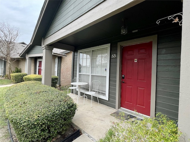 entrance to property featuring covered porch