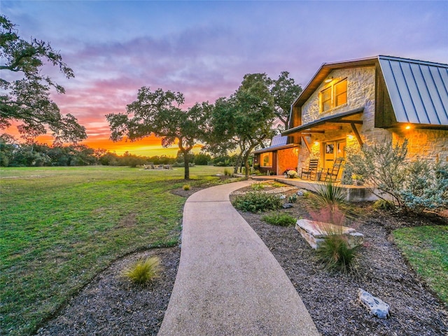 view of yard at dusk