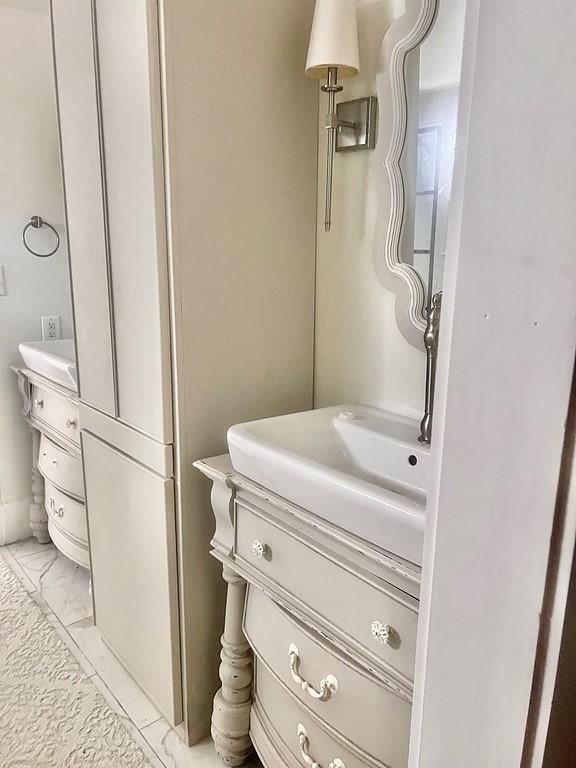 559 S Madison St, La Grange, TX 78945 - photo 5