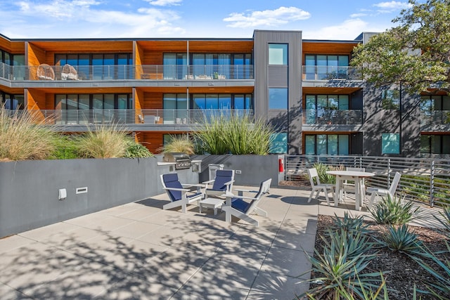 view of patio / terrace with an outdoor kitchen