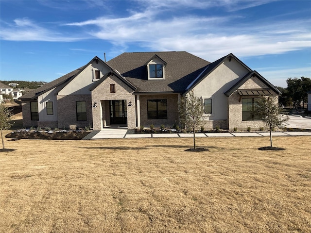 view of front of property featuring a front yard