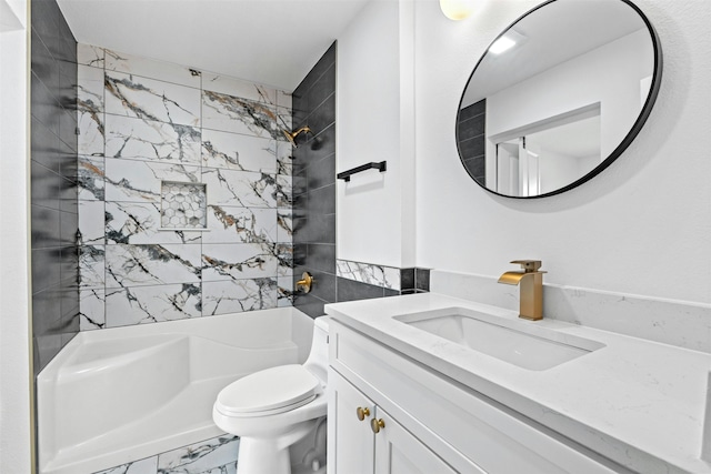 bathroom featuring tiled shower, vanity, and toilet