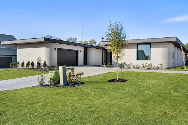 view of front of property featuring a garage and a front yard