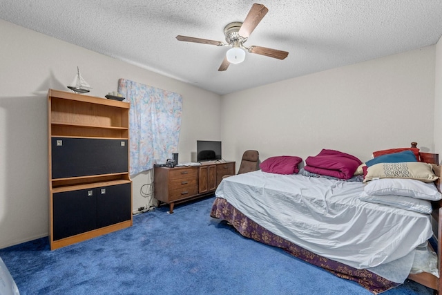 bedroom with ceiling fan, a textured ceiling, and carpet floors