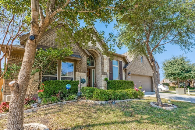 view of front of house featuring a front lawn and a garage